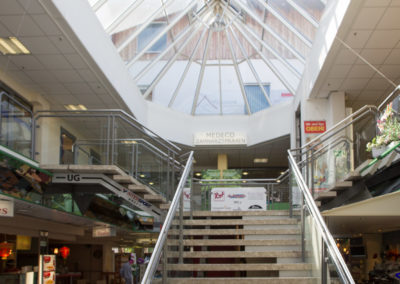 Breite Aufgänge ins obere Geschoss. Ein Fahrstuhl steht natürlich auch bereit.