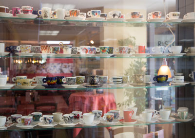 Vitrine mit Motivtassen